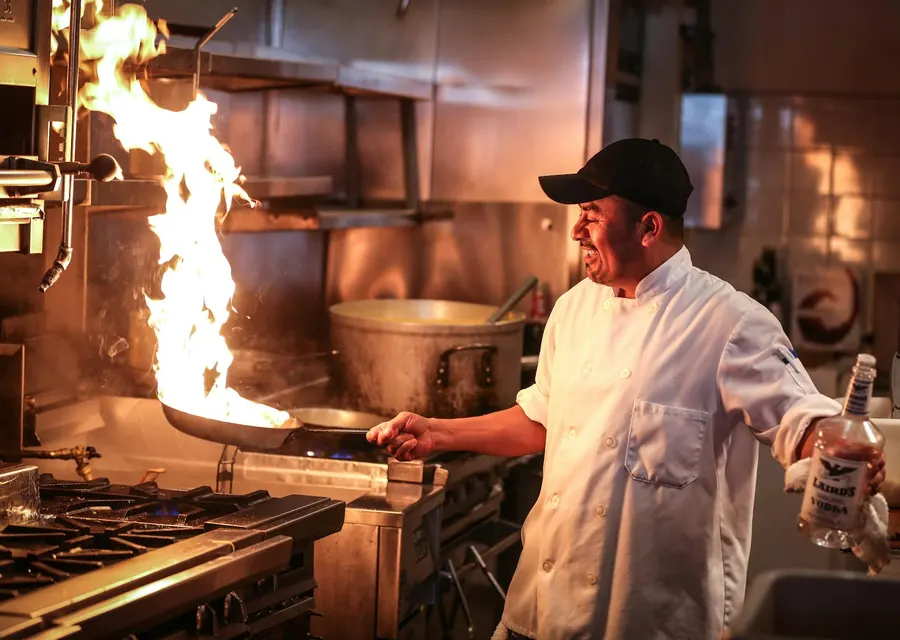 Chef al lavoro in una cucina professionale